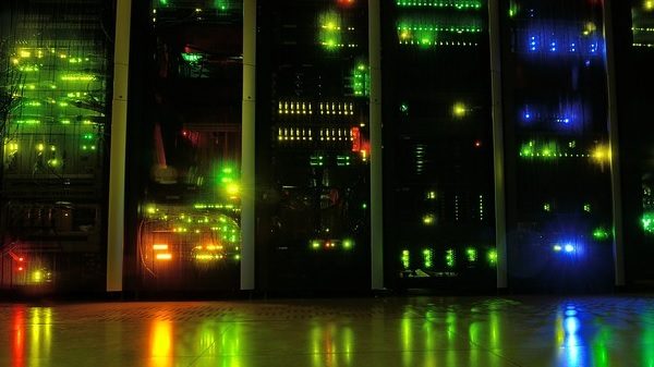 Big Data: Serverraum bei Dunkelheit