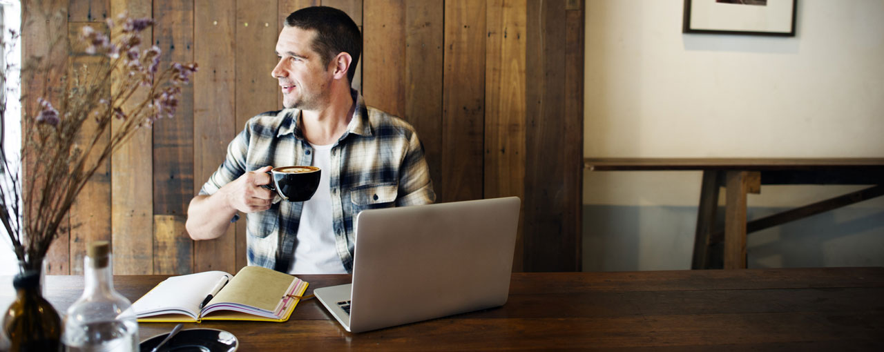 Flexible Learning: Mann mit Laptop am Esstisch