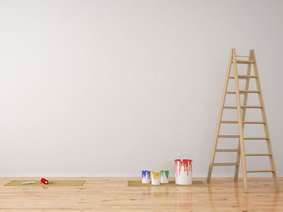 campuslab-geburtsstunde Holzleiter mit Farbeimern daneben vor einer grauen Wand