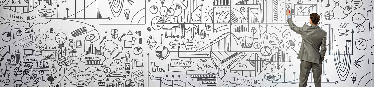 Mann skizziert Ideen auf einem riesigen Whiteboard