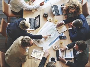 campuslab-blog-2016-10-07 Mitarbeiter während des Meetings am Tisch (Agilität)