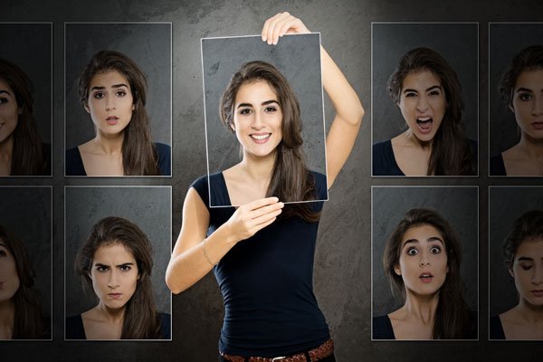 Verschiedene Porträts einer Frau mit verschiedenen Gesichtsausdrücken