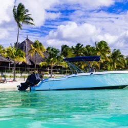 Schnellboot an traumhaftem Strand