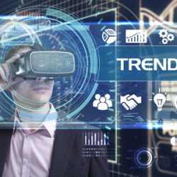 Mann mit VR-Brille vor Screen mit Icons