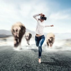 Frau renn mit virtual Reality Brille