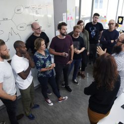 Prozessqualität: Menschen im Teammeeting vor Whiteboard