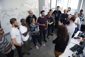 CampusLab-blog-2017-10-24 Prozessqualität: Menschen im Teammeeting vor Whiteboard