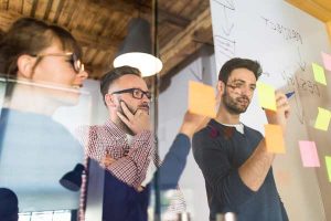 CampusLab-blog-2017-11-17 Agile Methoden: Menschen an Glastafel