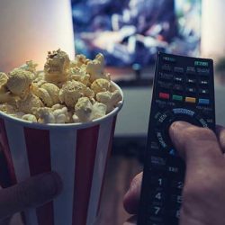 E-Learning: Popcorn, Fernseher und Fernbedienung
