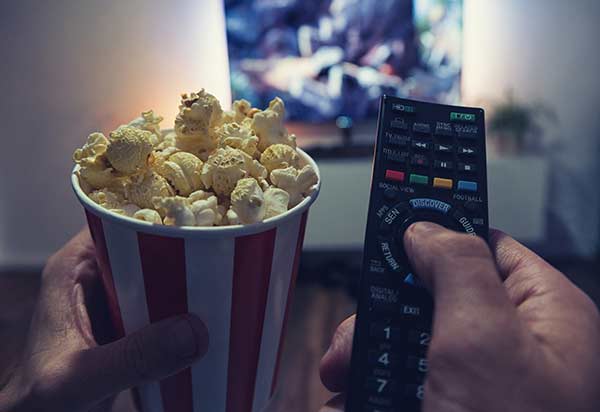 Popcorn, Fernseher und Fernbedienung