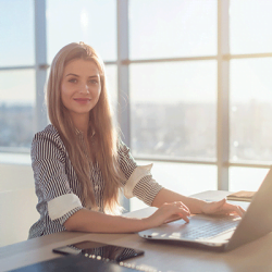 Frau beim E-Learning am Schreibtisch mit Notebook