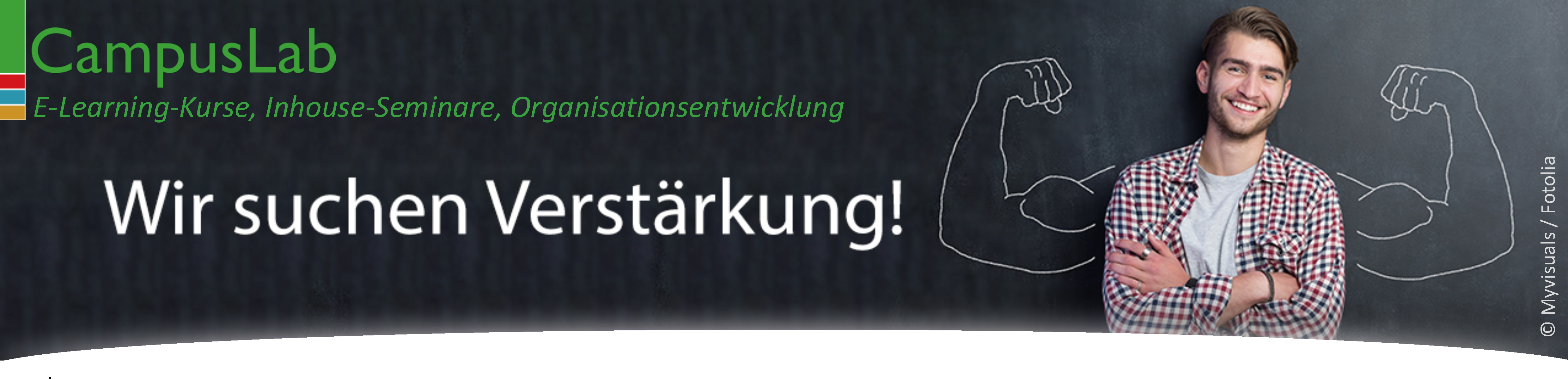 Glückliche Person vor einer Tafel mit der Beschriftung "Wir suchen Verstärkung"